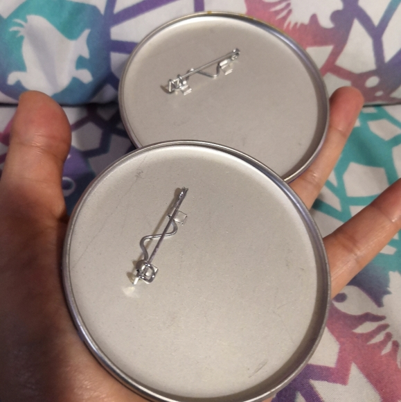 SOLD 🌺5/$25 2x Disneyland Just Graduated Buttons - Picture 7 of 8